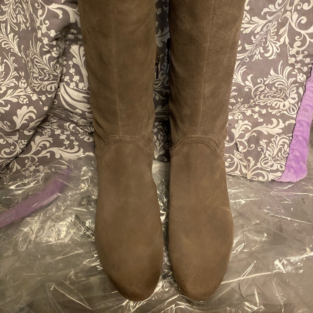 Enzo Angiolini Taupe Suede 9. NWT